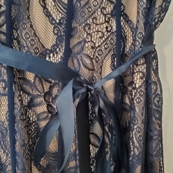 Navy and tan lace maxi dress - Picture 4 of 5